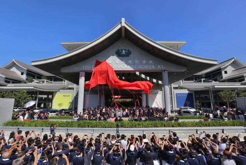 一众嘉宾进行揭牌仪式，象征吉隆坡慈济国际学校正式启用。