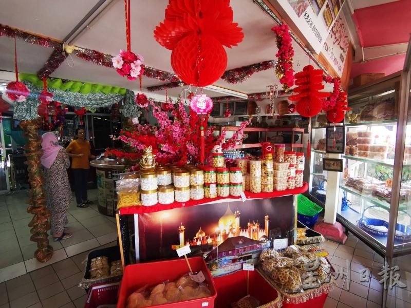 除了挂满新春装饰，店家也售卖各式各样的应节年饼。