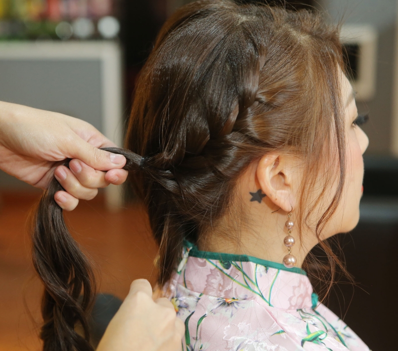长发女孩可以把侧分后的长发编成三股辫，既有造型感又能保留长发披肩的模样。