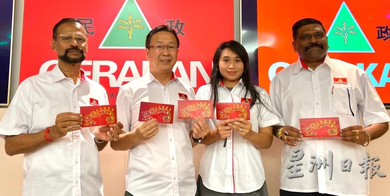 刘华才（左二）表示，民政党已经正式提出申请，要求介入2马来组织挑战华淡小合法地位案件，左一为巴南；右起为柏拉巴及温蒂。