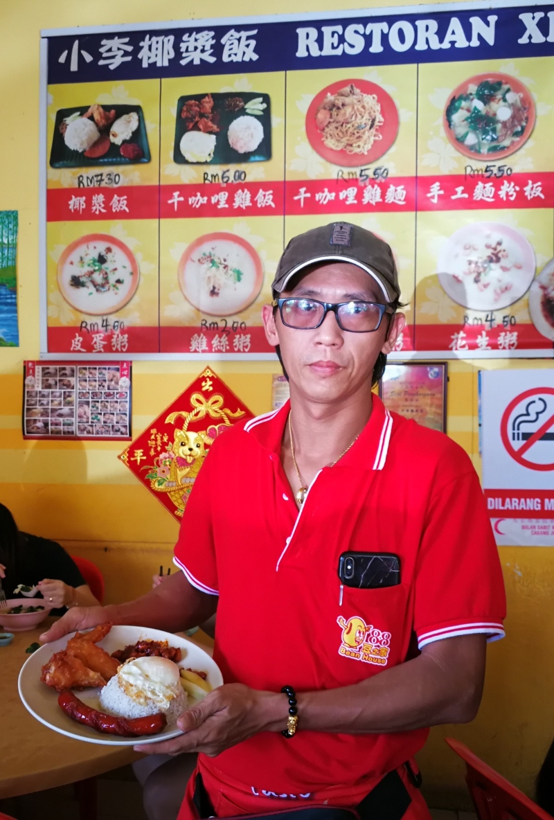 李鸿照传承母亲手艺，售卖富有华人风味的炸鸡椰浆饭。