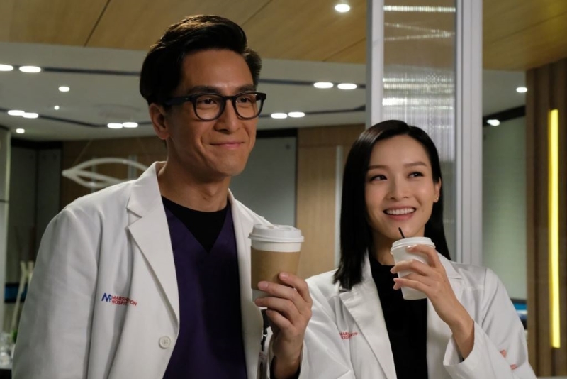 《白色强人》中的马国明与李佳芯同样饰演医生。