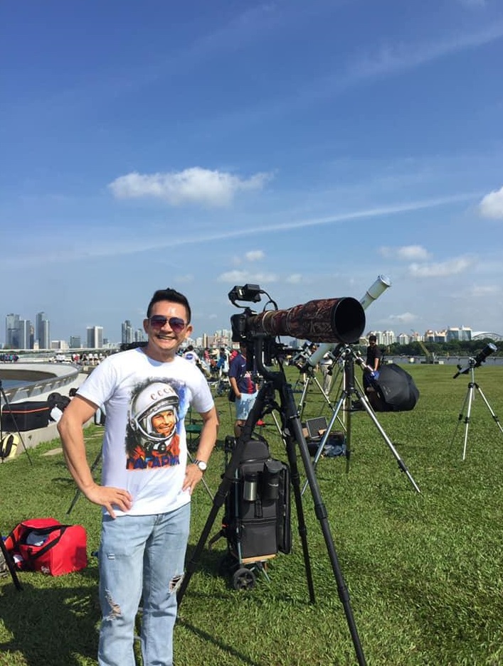 吴进顺上个月26日特地到新加坡观察日环食现象，为了观测日全食，他曾经于2009年及2016年飞到杭州及印尼巨港观测。