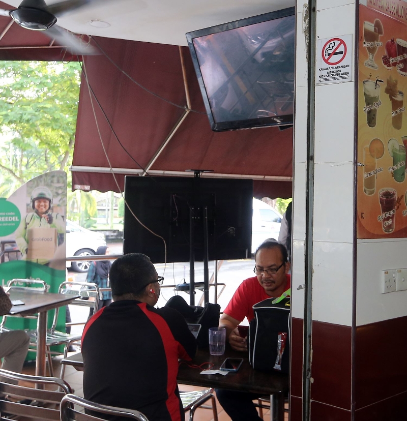 图一孟沙幸运花园多间食肆业者都已在食肆范围内贴上禁止吸烟的告示牌，惟吉隆坡市政局提醒食肆业者注意禁烟告示牌的数量及大小。