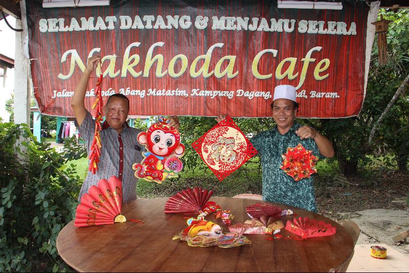马来餐厅Nakhoda Cafe东主朱贝尔（右）和厨师动手布置，让顾客感受农历新年的气氛。