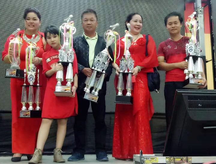 吴沁琳（左起）、夏恩、蔡明来、何玉兰及谭志鸿在领取奖杯后合照。