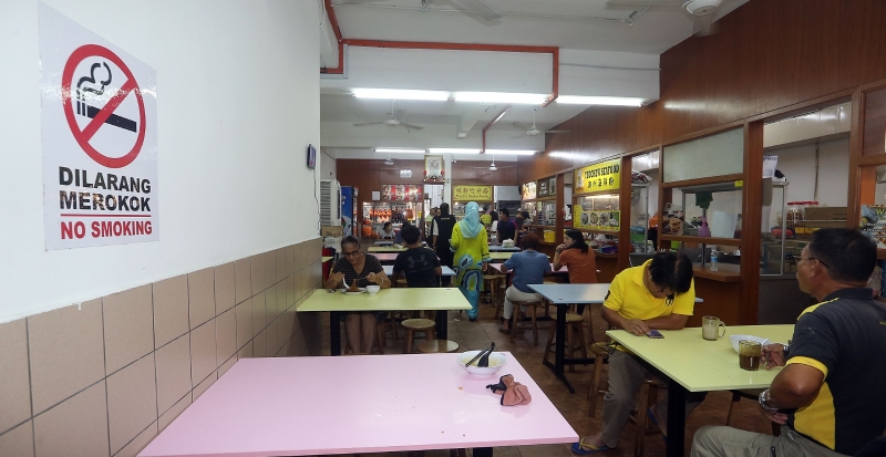 孟沙幸运花园多间食肆业者都已在食肆范围内贴上禁止吸烟的告示牌，惟吉隆坡市政局提醒食肆业者注意禁烟告示牌的数量及大小。