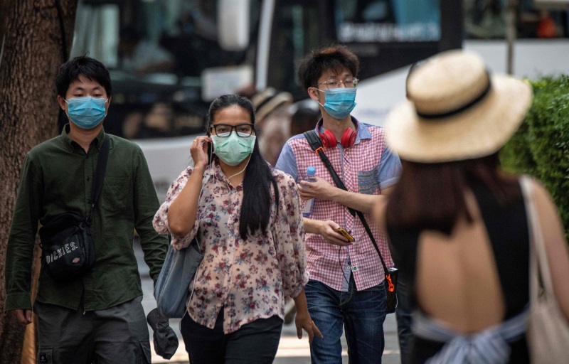 图为在曼谷民众被迫戴上口罩，避免空气中的有害物质进入体内。（图：法新社）