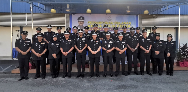 霹雳州警察总部各部门警官及警区主任在2020年第一次月常集会后合照，前右六为纳沙鲁丁。