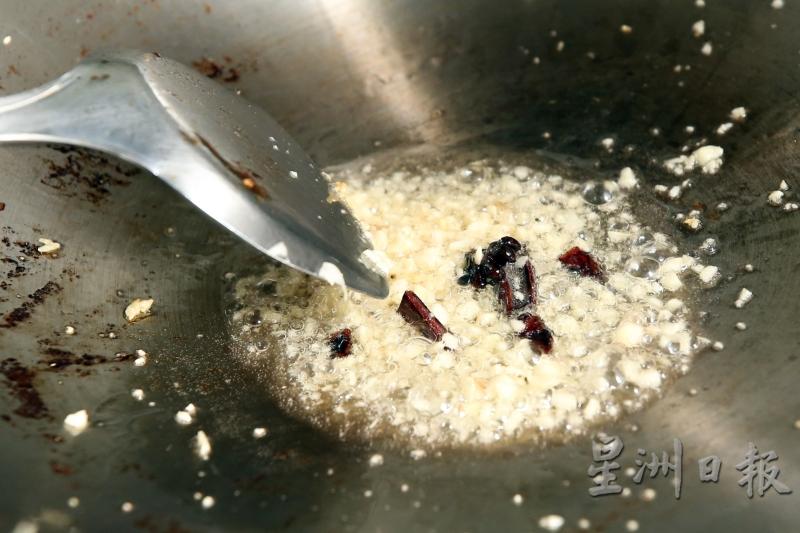 八角、桂皮及蒜米爆香后，加入猪脚、糖及盐翻炒。