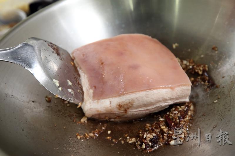 把花肉用热水汆烫15分钟，然后放入锅里炒。