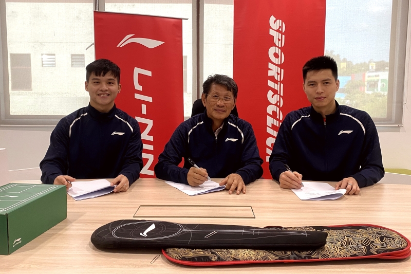 张御宇（左）与王耀新（右）及光明集团董事经理苏秀山在完全成签约后合影。