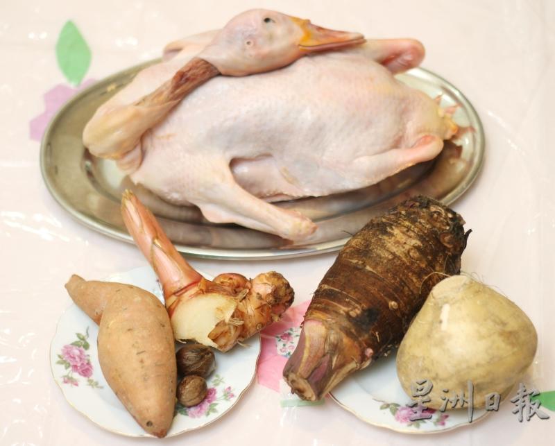 鸭子和芋头为潮州人不可或缺的过年食材，可以搭配其它材料料理成卤鸭、咸菜鸭汤、芋泥甜品、油粿和“灌肠”。