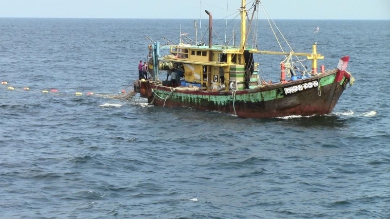 其中一艘疑是越界捕鱼被扣留的本地渔船。
