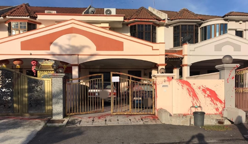 丽拉华蒂的住家被泼漆，左邻右舍的屋子也被殃及。