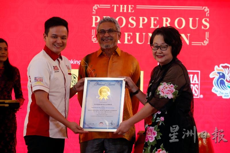 连耀辉（左起）在卡立沙末的见证下，颁发“马来西亚纪录大全”奖状予叶素清。