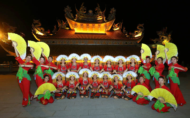 北海斗母宫舞蹈团出动30人表演。
