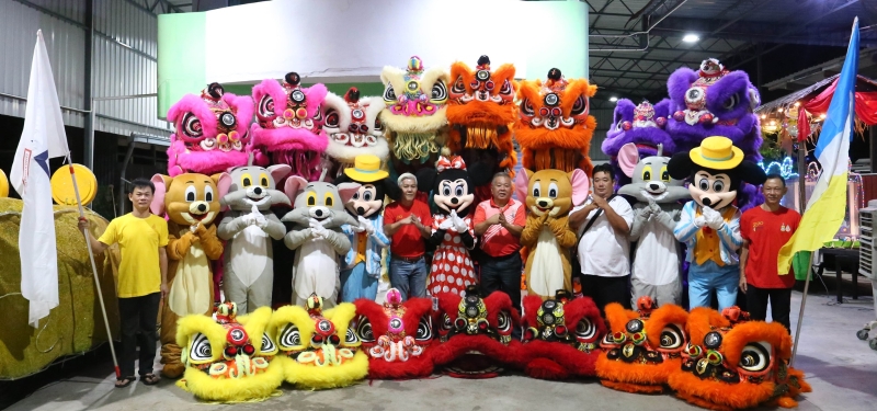 主办方率领舞狮队伍及卡通扮演者，欢迎大家出席第15届槟城迎春庙会。