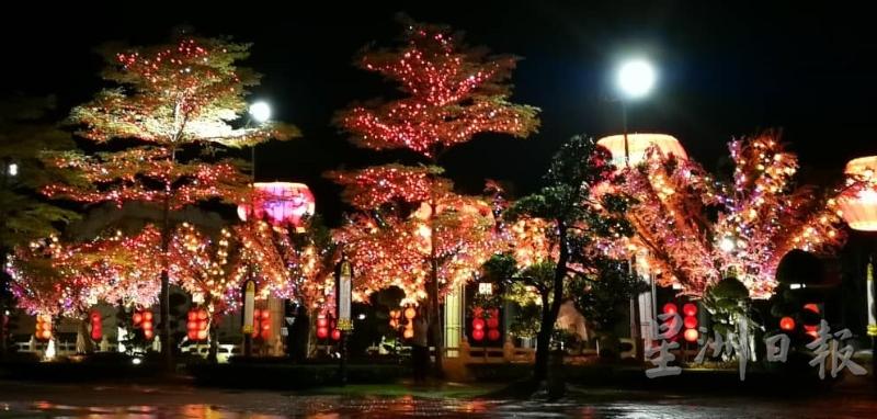 东禅寺平安灯火在夜里亮起来，欢迎国内外游客前往参观，“打卡”拍照留念。