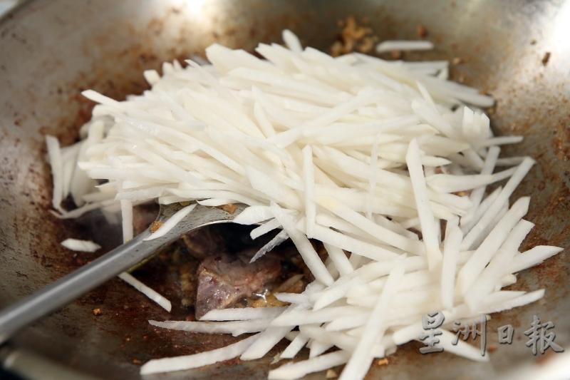 加入虾米、菜头炒一会儿，倒入蚝油及黑抽焖煮1小时至软。