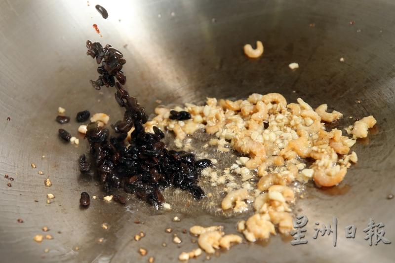 蒜米与虾米爆香后，加入豆豉、糖、红萝卜抄一抄，然后再加入少许水、味精及蚝油一起炒。