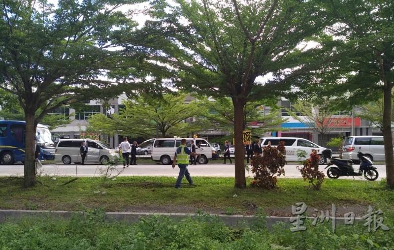 举殡的车队停留在巴占治安志愿公会前面的马路，为的是让程耀昌最后一次望一望公会。