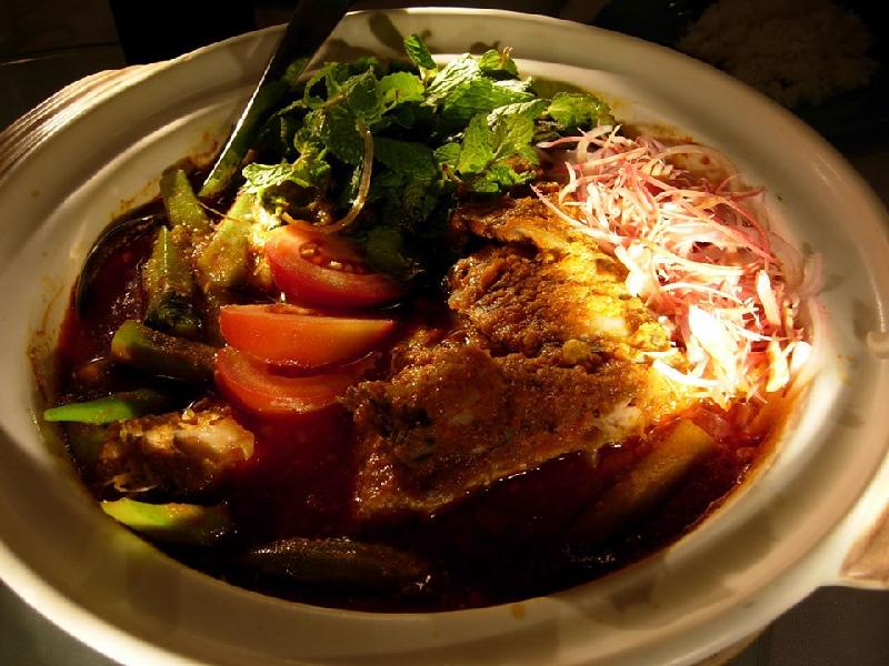 槟城「MAMA'S」：砂煲咖哩鱼头 。