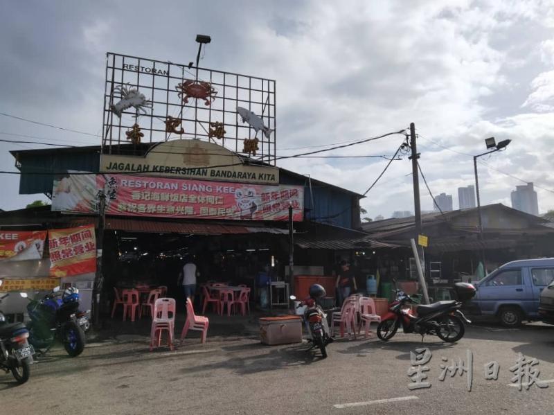 小贩中心的海鲜煮炒摊位大多照常营业。