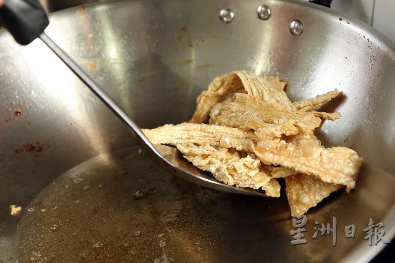 把腐竹支炸过后，立即浸水备用，以免入锅煲煮时被煮烂。
