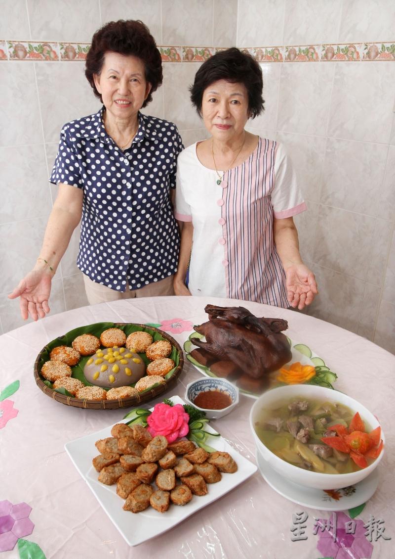 陈凤玉和大姐陈凤珠介绍娘家的潮州家乡菜的同时，也牵出拿起箝子费时费劲地挑出鸭毛的故事。