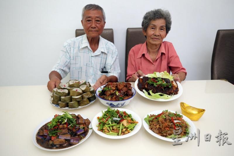 王会州（左）与詹秋一起分享海南东坡肉“浓肉”、卤猪脚、炒茄子、葱花炒鱿鱼及炒菜头的做法。