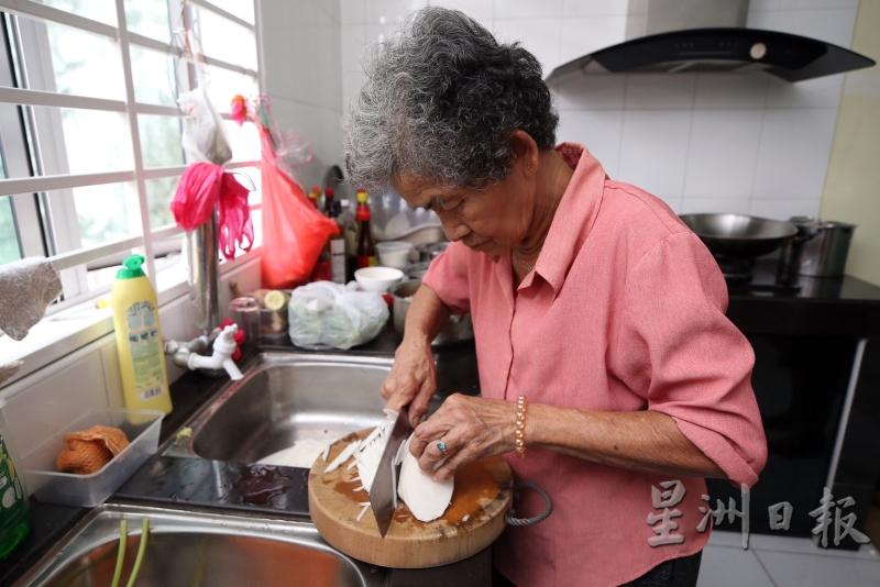 詹秋向家婆学习了许多传统海南菜的烹煮方法，只可惜后代无意学习及传承其手艺。