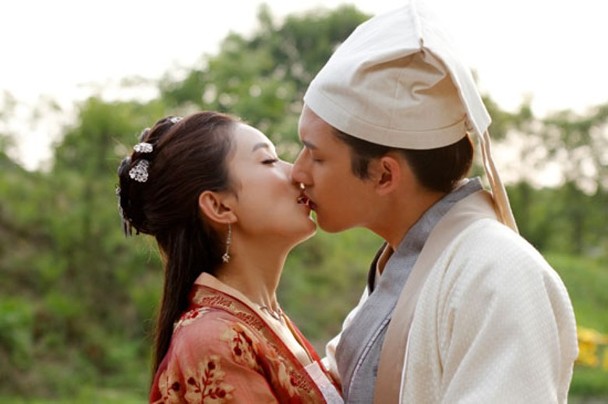 关智斌和赵丽颖也拍过亲吻戏。