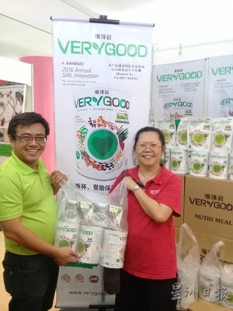 来自槟城的胡女士對维绿谷有机大麦草营养谷粮贊好。 左为李荣华。 来自槟城的胡女士對维绿谷有机大麦草营养谷粮贊好。 左为李荣华。