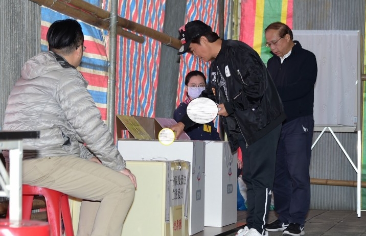吴宗宪在内湖区石潭路投票所投票。
