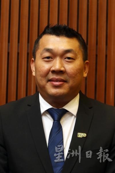 社青团槟州团长李伟翔初任市议员。

