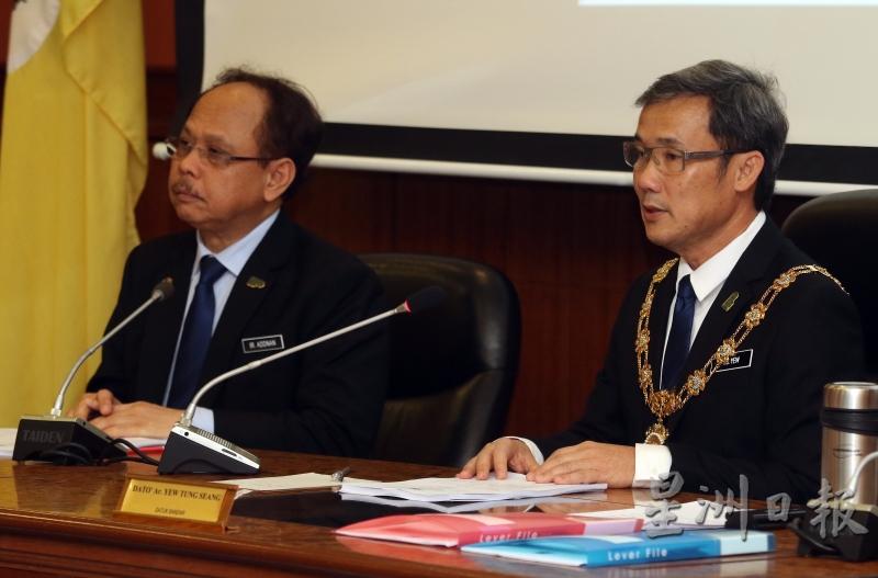 尤端祥（右）宣布各部门职位名单，左为市政厅秘书安南。