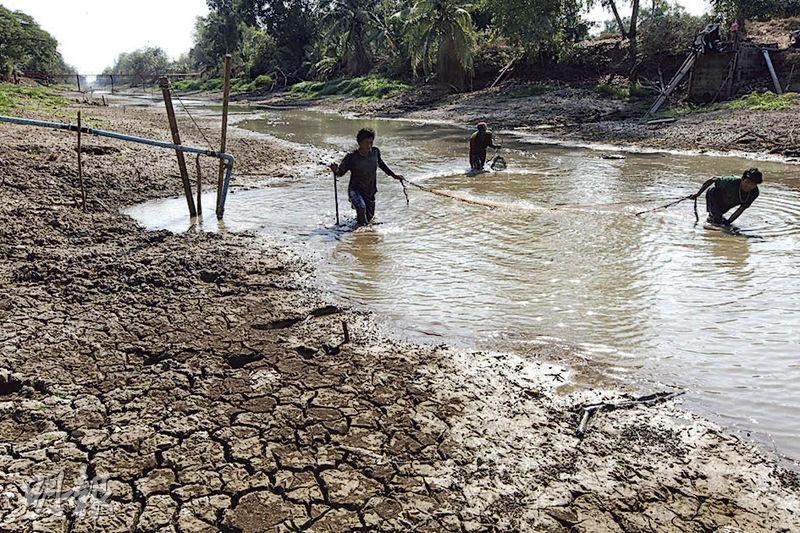 泰国经历40年来最严重旱灾，中部巴吞他尼府这鱼塘部份位置龟裂。（图：互联网）