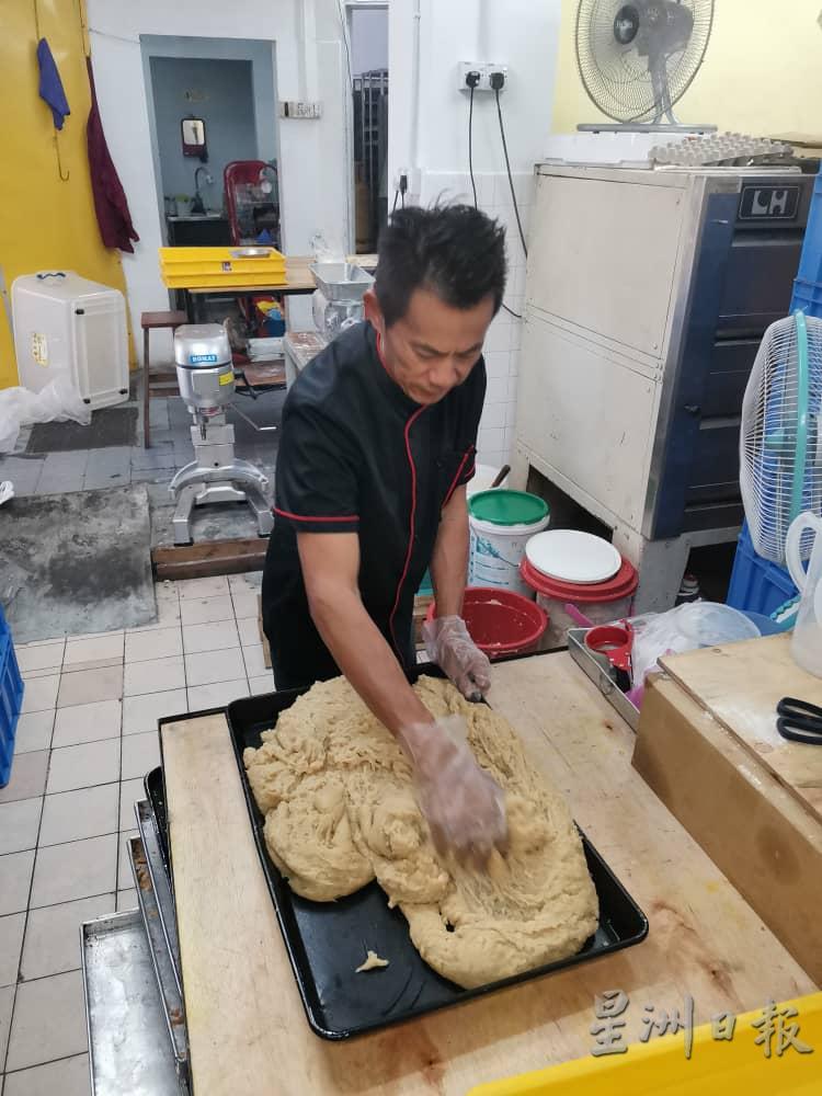 黄健和如今仍坚持亲手制作,以掌握糕饼的品质让顾客有最好的品尝享受 黄健和如今仍坚持亲手制作,以掌握糕饼的品质让顾客有最好的品尝享受