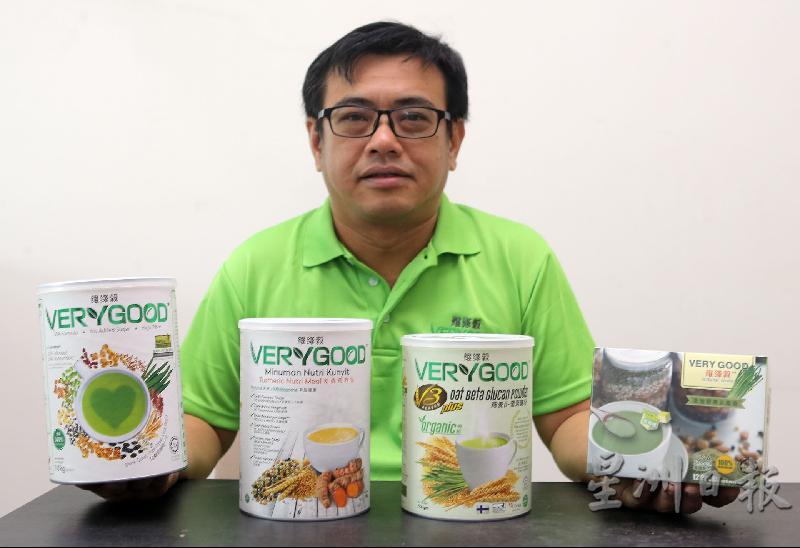 李榮華:维绿谷旗下健康产品是由20多种全营养谷粮及大麦草配制而成。 李榮華:维绿谷旗下健康产品是由20多种全营养谷粮及大麦草配制而成。