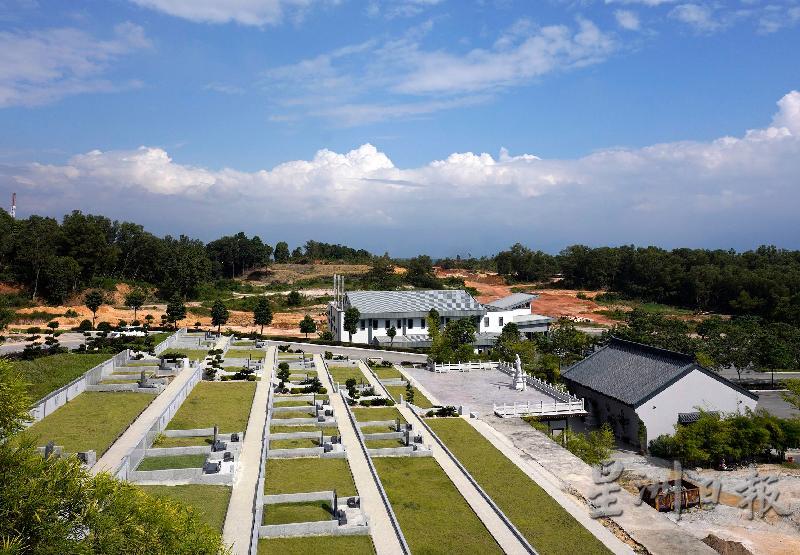 甲板山庄占地300英亩，是霹雳州最大规模的风景墓园。