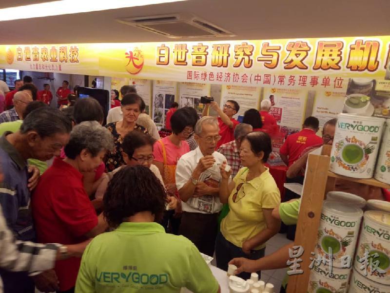 维绿谷常参与星洲日报举办的星春展,向民众推广旗下健康饮料。 维绿谷常参与星洲日报举办的星春展,向民众推广旗下健康饮料。