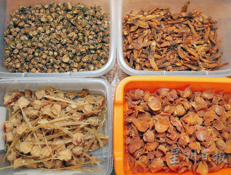 黄金贝（上图左起）、蛏子乾、明目鱼（下图左起）和螺头除了有食疗效用，也让烹煮出来的食物色香味俱全。
