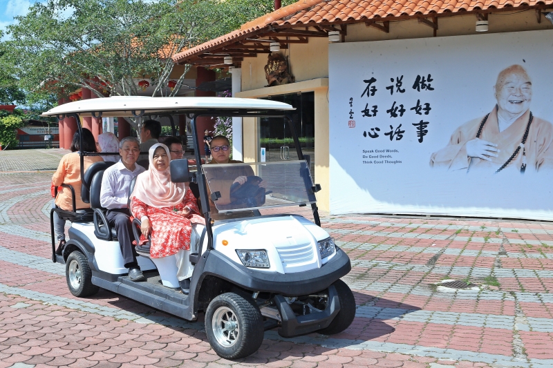 觉诚法师（右一）亲自驾驶电动车载著祖莱达和嘉宾们导览东禅寺。