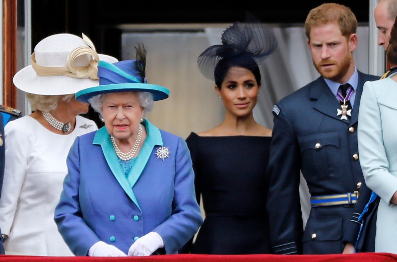 英女王伊丽莎白二世（右二）召开危机会议，商讨哈里及梅根未来角色。（图：法新社）