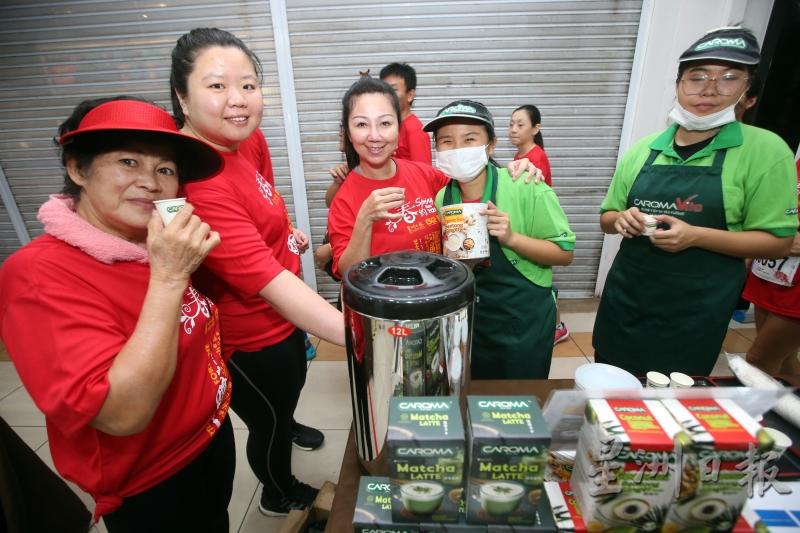 咖啡特食品（马）有限公司也准备了姜茶饮料供民众试饮。（图：星洲日报）