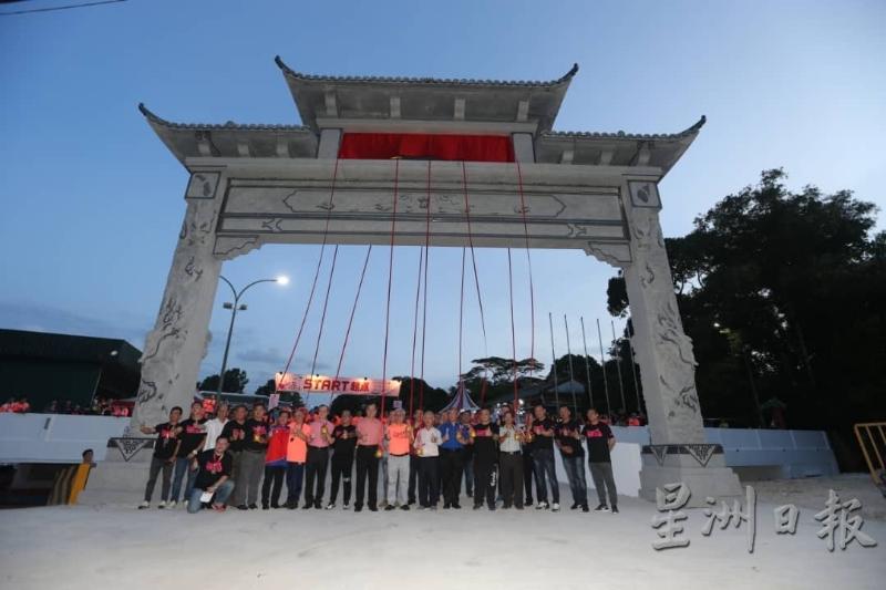 行宫拱门揭幕亮灯前。(图:星洲日报)