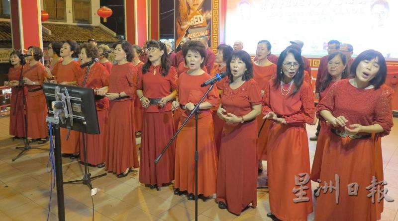 潮州会馆韩徽合唱团呈献新年歌曲，告诉人们春来了。