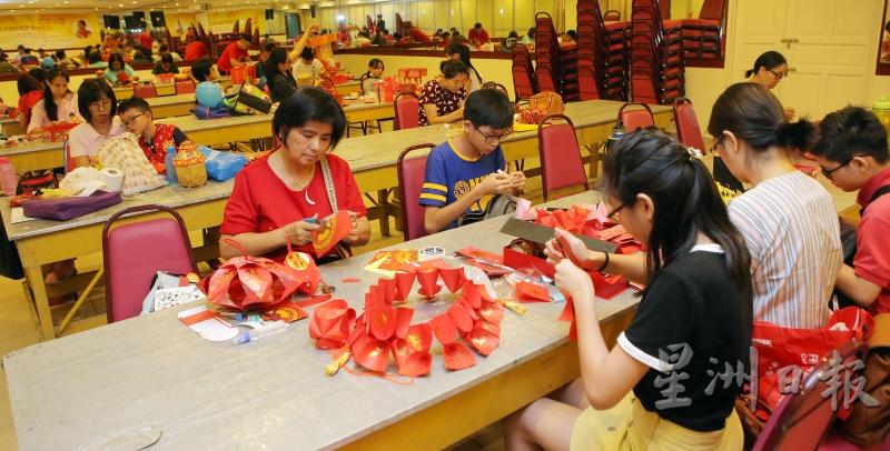 参赛者使出浑身懈术，制作出最精致的红包封设计。（图：星洲日报）