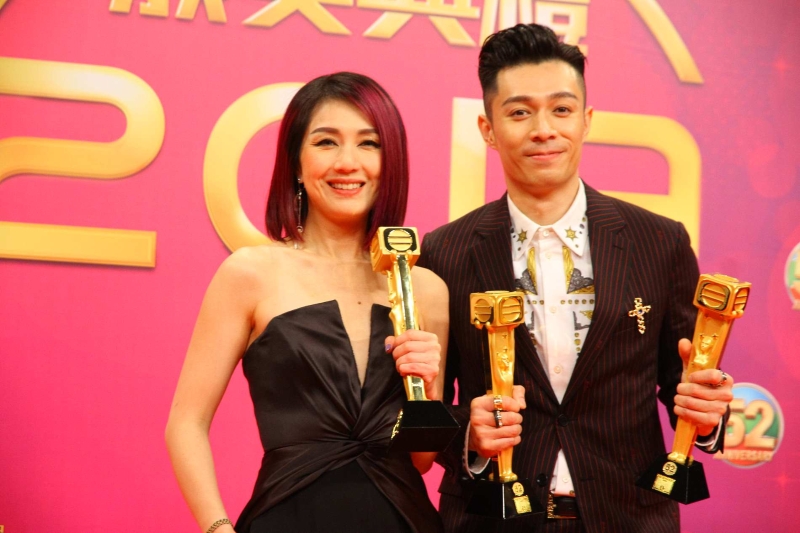 《多功能老婆》“蓝飞”杨千嬅及“浩田Oppa”喜获最受欢迎电视男女角色奖。